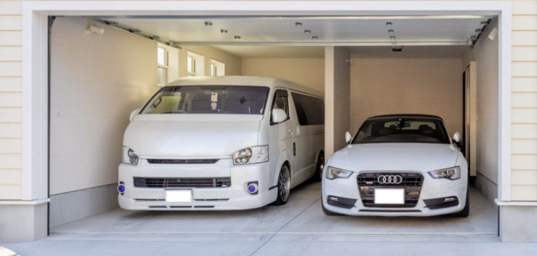 ガレージの車とサーフボード